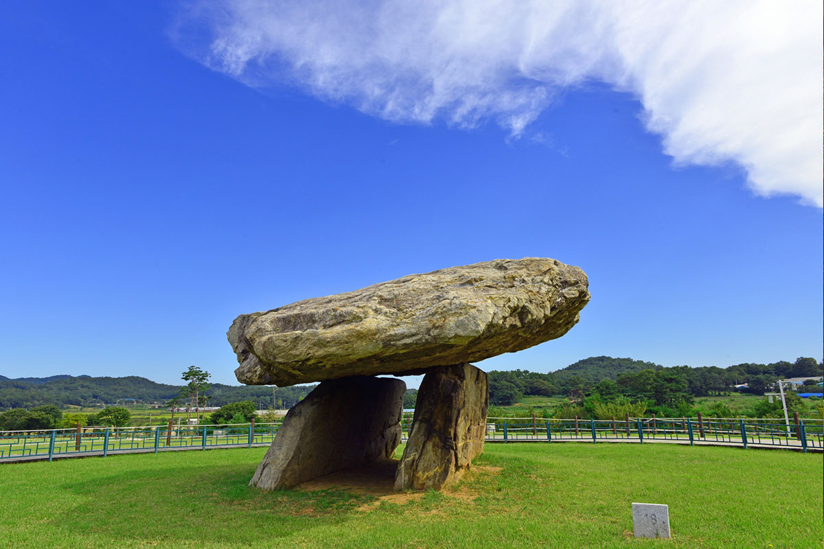 หลุมฝังศพหินโบราณ คังฮวา : Ganghwa Dolmen