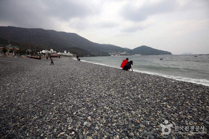 ชายหาดกรวดดำ ฮักดง : Hakdong Black Pearl Pebble Beach