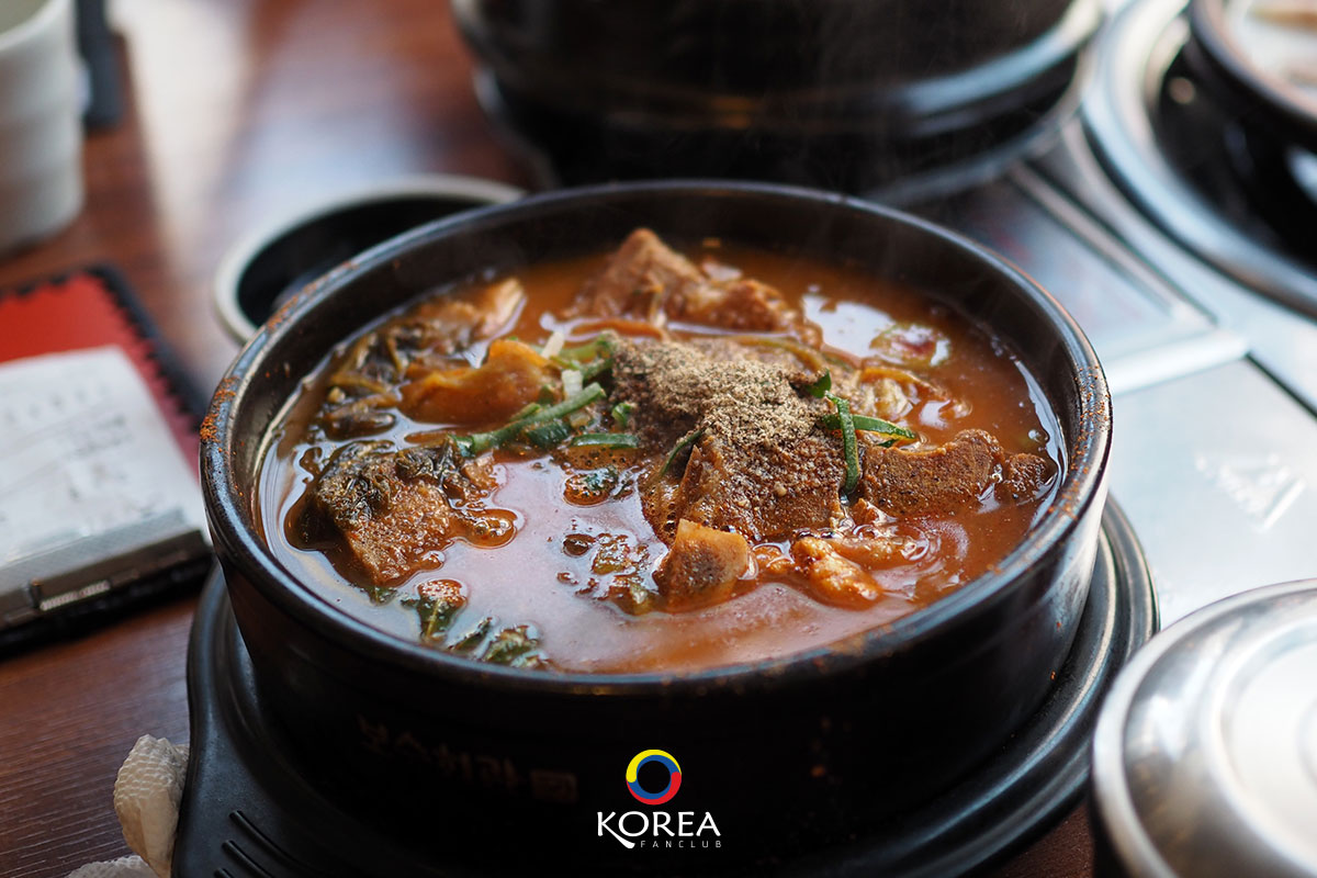 แฮจังกุก 뼈해장국 Pork Rib Hangover Soup